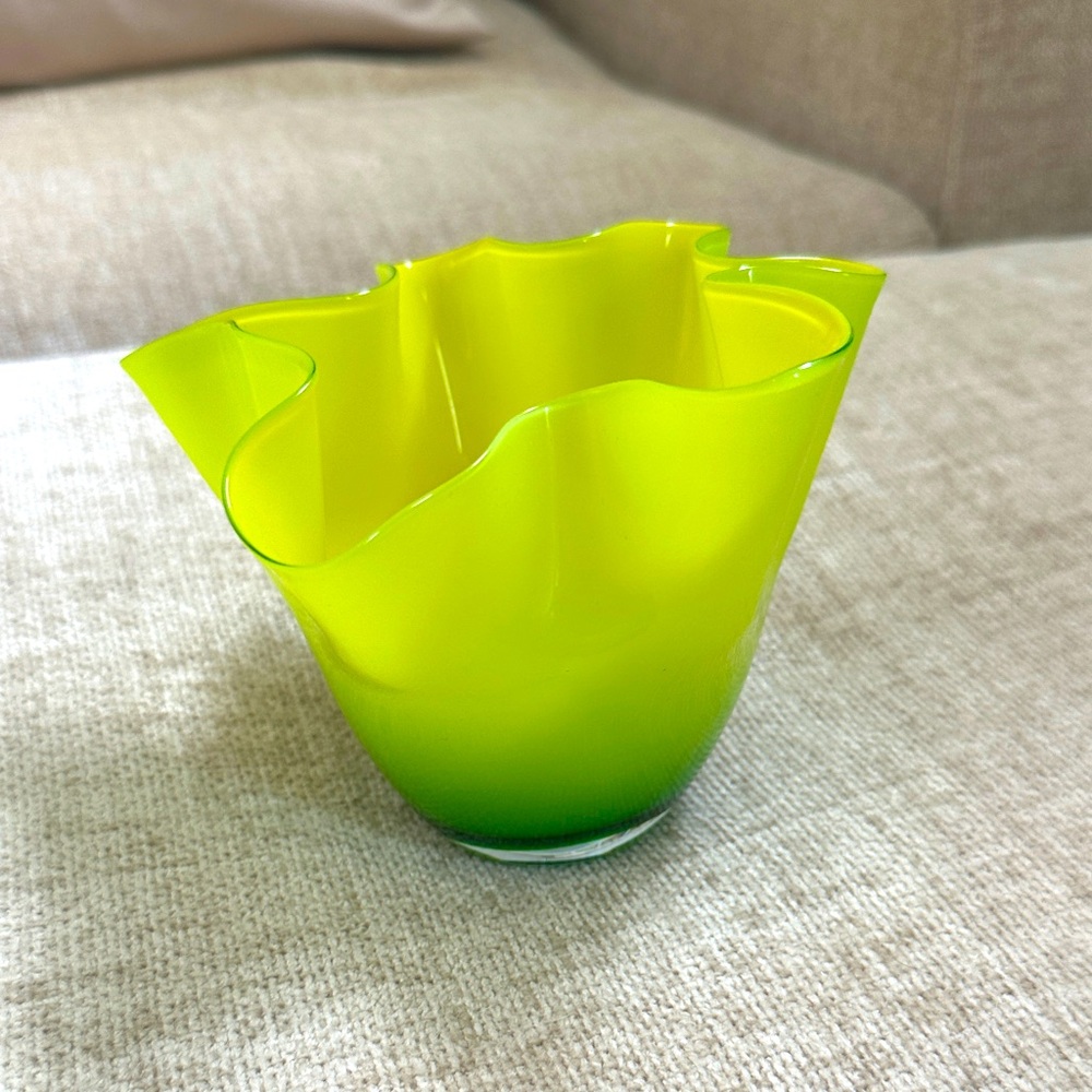 NWOT Gorgeous Designs Vibrant Yellow & Green Ombré Hand Blown Glass Vase